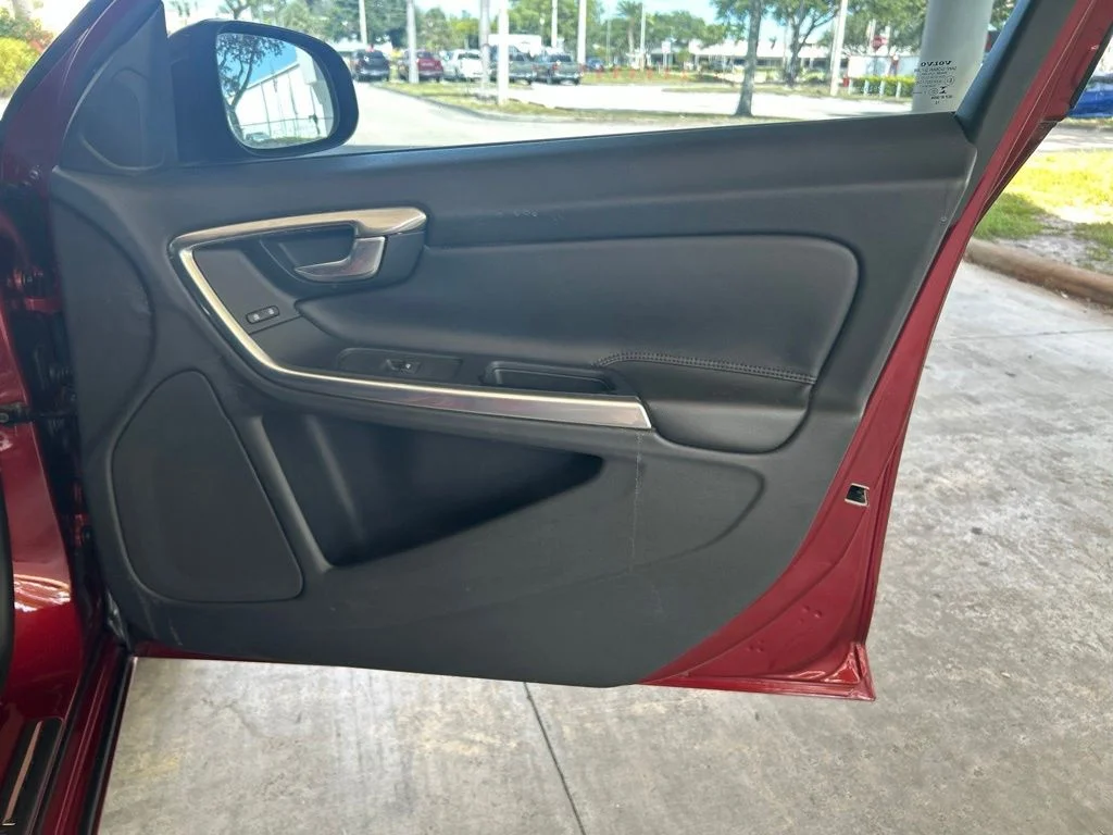 Used 2013  Volvo  image 23