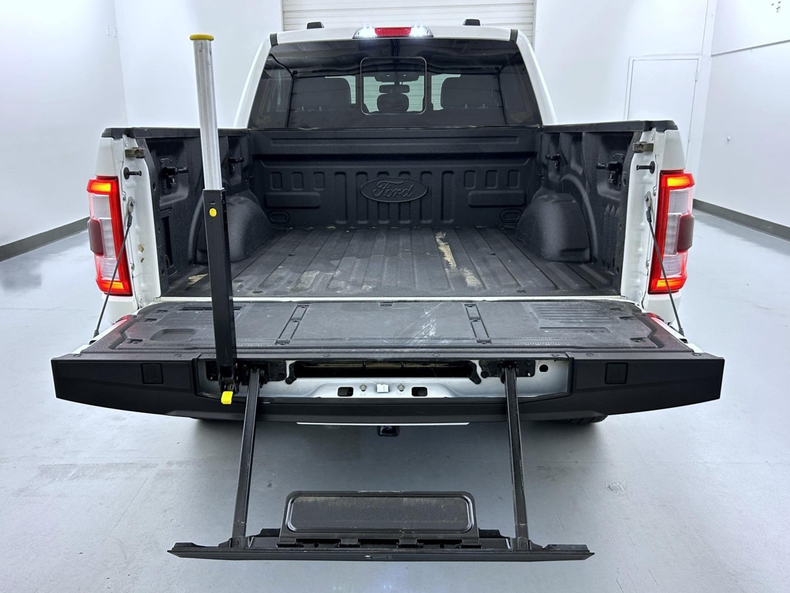 Used 2021 White Ford Lariat image 22