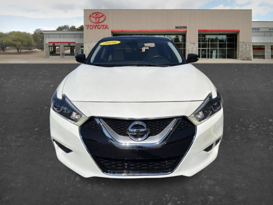 Used 2016 Pearl White Nissan 3.5 Platinum image 2