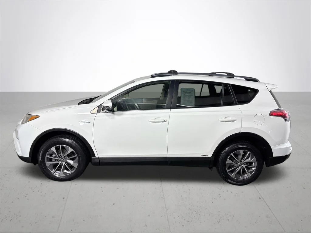 Used 2018 White Toyota LE image 9