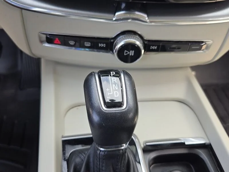 Used 2019 Denim Blue Metallic Volvo Momentum image 20