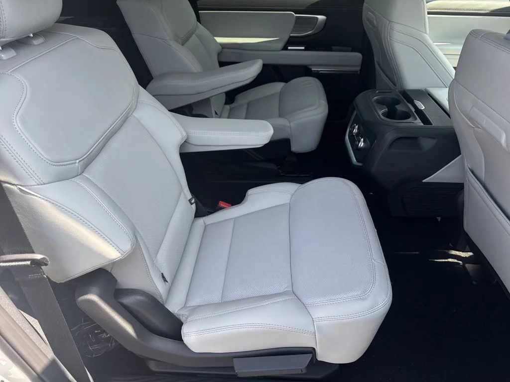 New 2027 White Ford Platinum image 15
