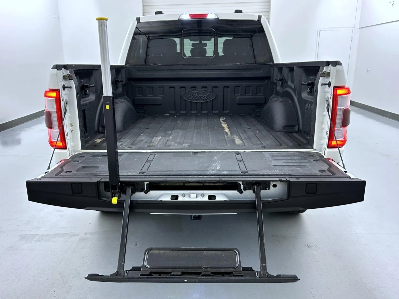 Used 2021 White Ford Lariat image 22