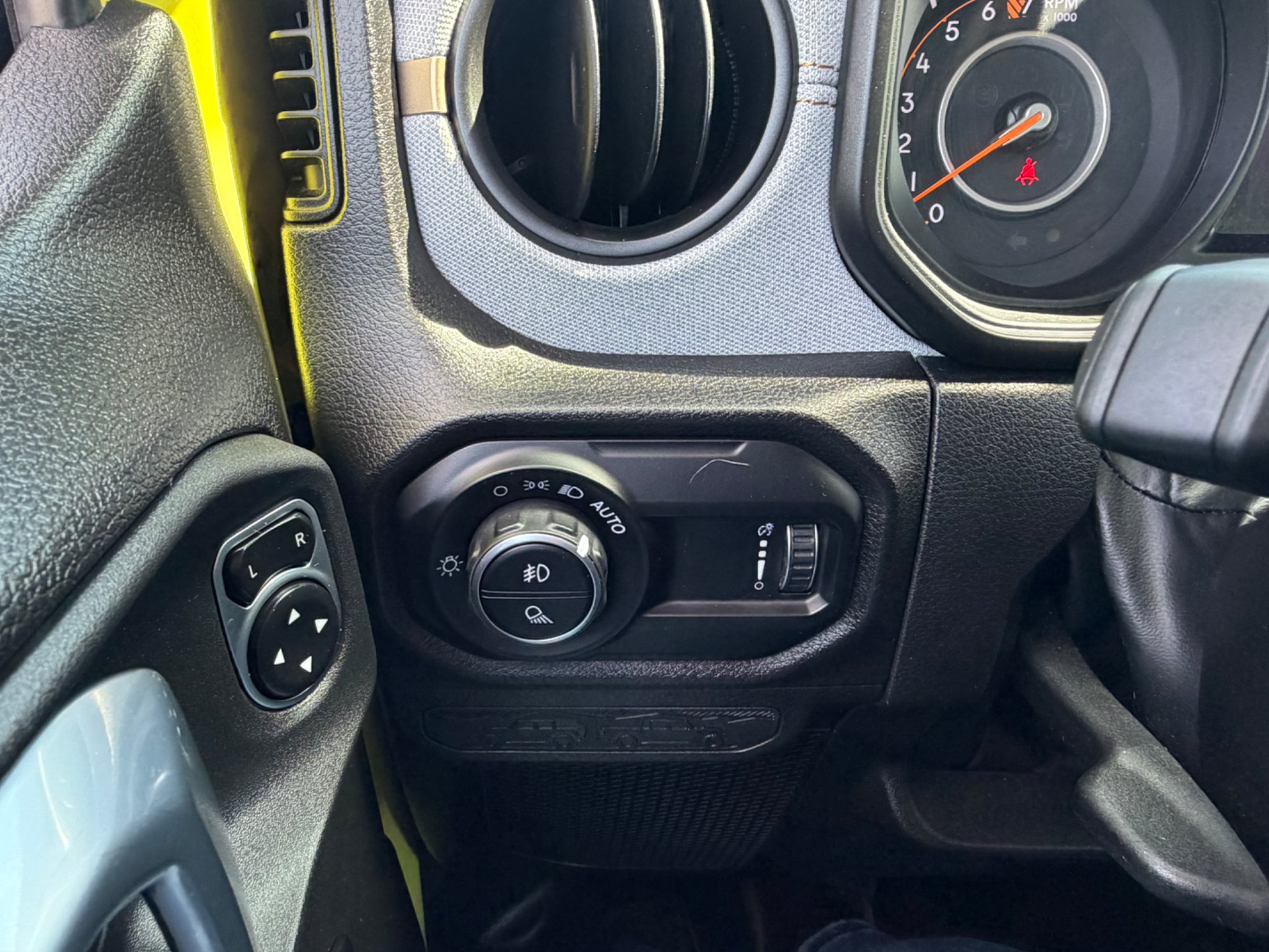 Used 2024 High Velocity Clearcoat Jeep Sport S image 25