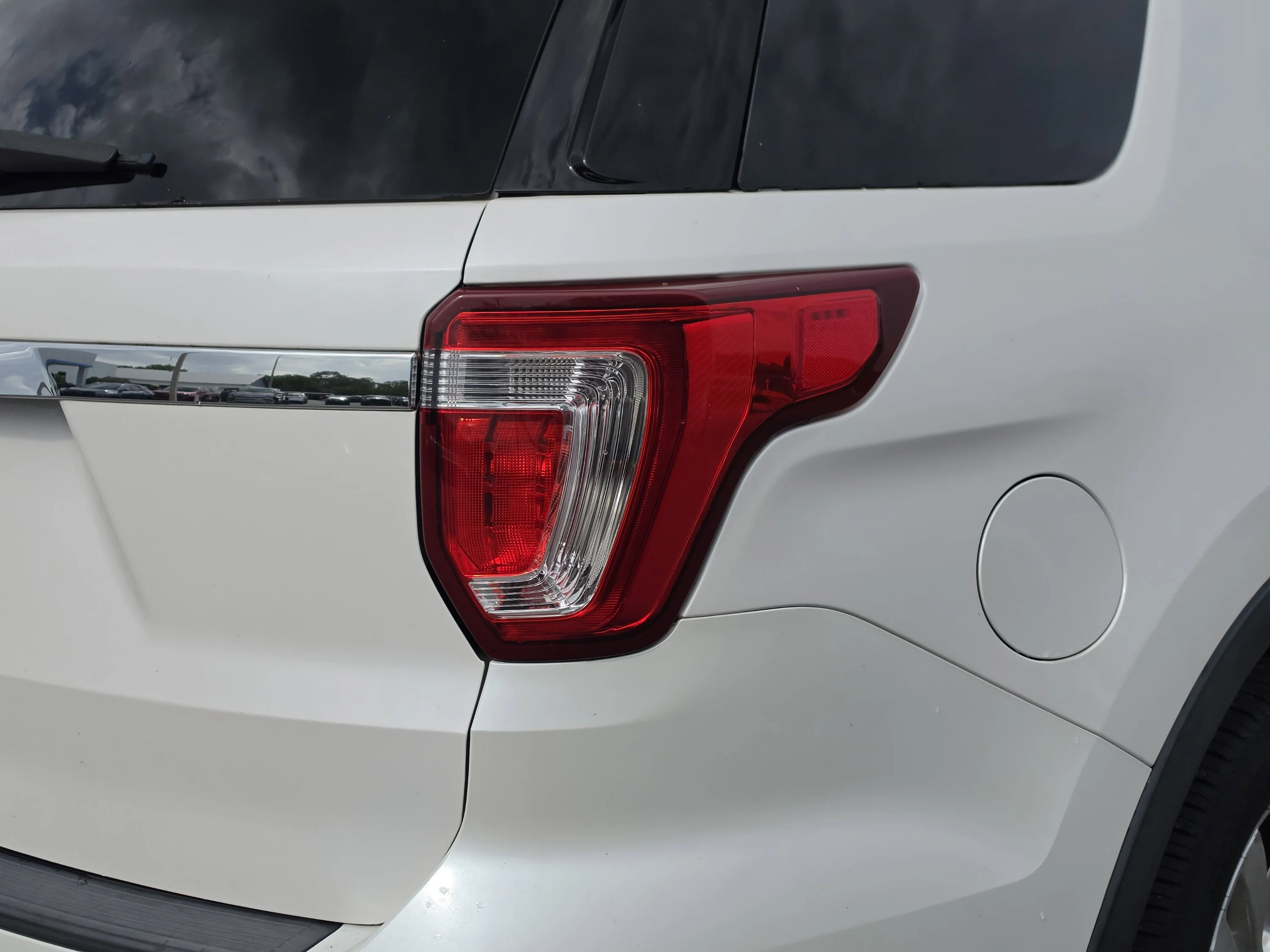 Used 2019 White Platinum Clearcoat Metallic Ford XLT image 14