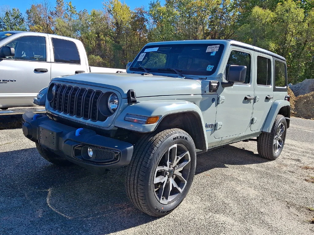 Used 2024  Jeep Sport S 4xe image 2