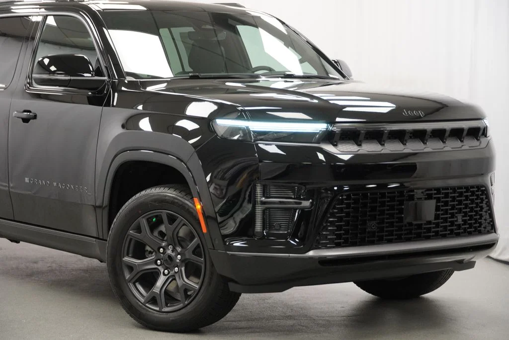 New 2026 High Gloss Black Exterior Paint Jeep Limited Altitude image 3