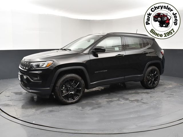 New 2026 Diamond Black Crystal Pearl-Coat Exterior Paint Jeep Latitude image 3