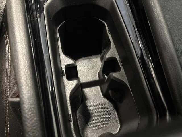 Used 2024  Jeep Limited image 30