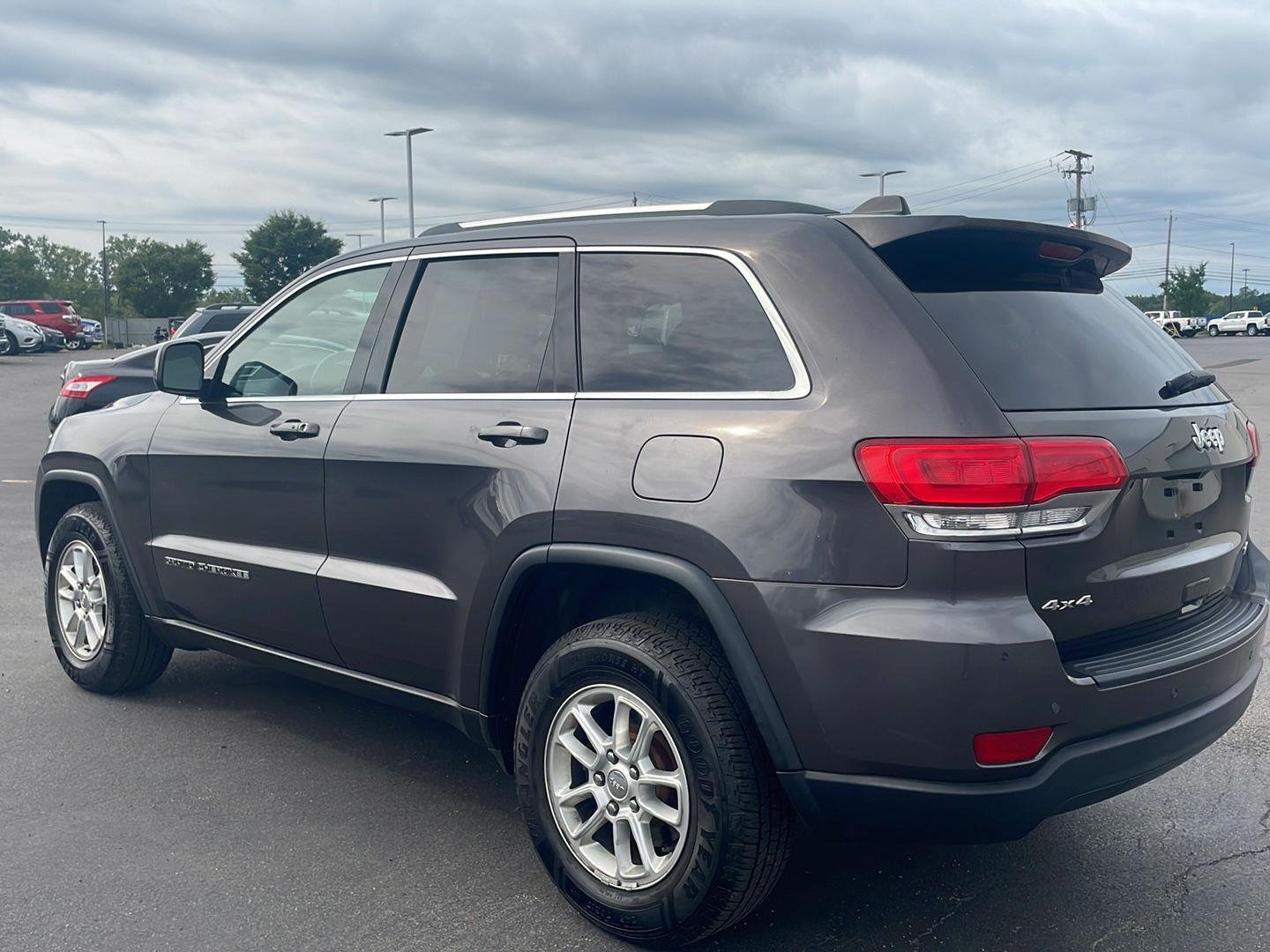 Used 2018 Granite Crystal Metallic Clearcoat Jeep Laredo E image 11