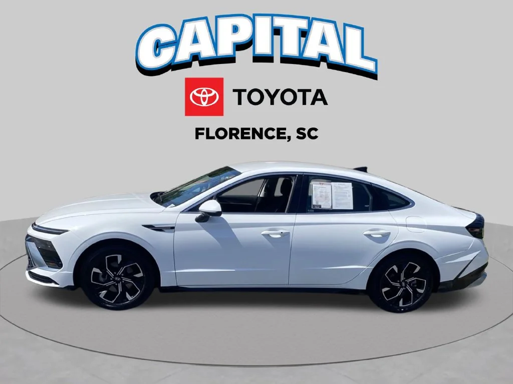 Used 2025 White Hyundai SEL image 3