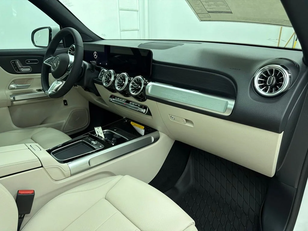 New 2026 White Mercedes-Benz GLB 250 image 27