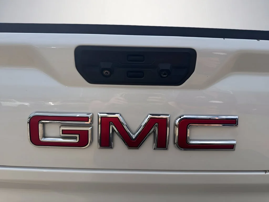 Used 2022 WHITE FROST TRICOAT GMC Denali image 33