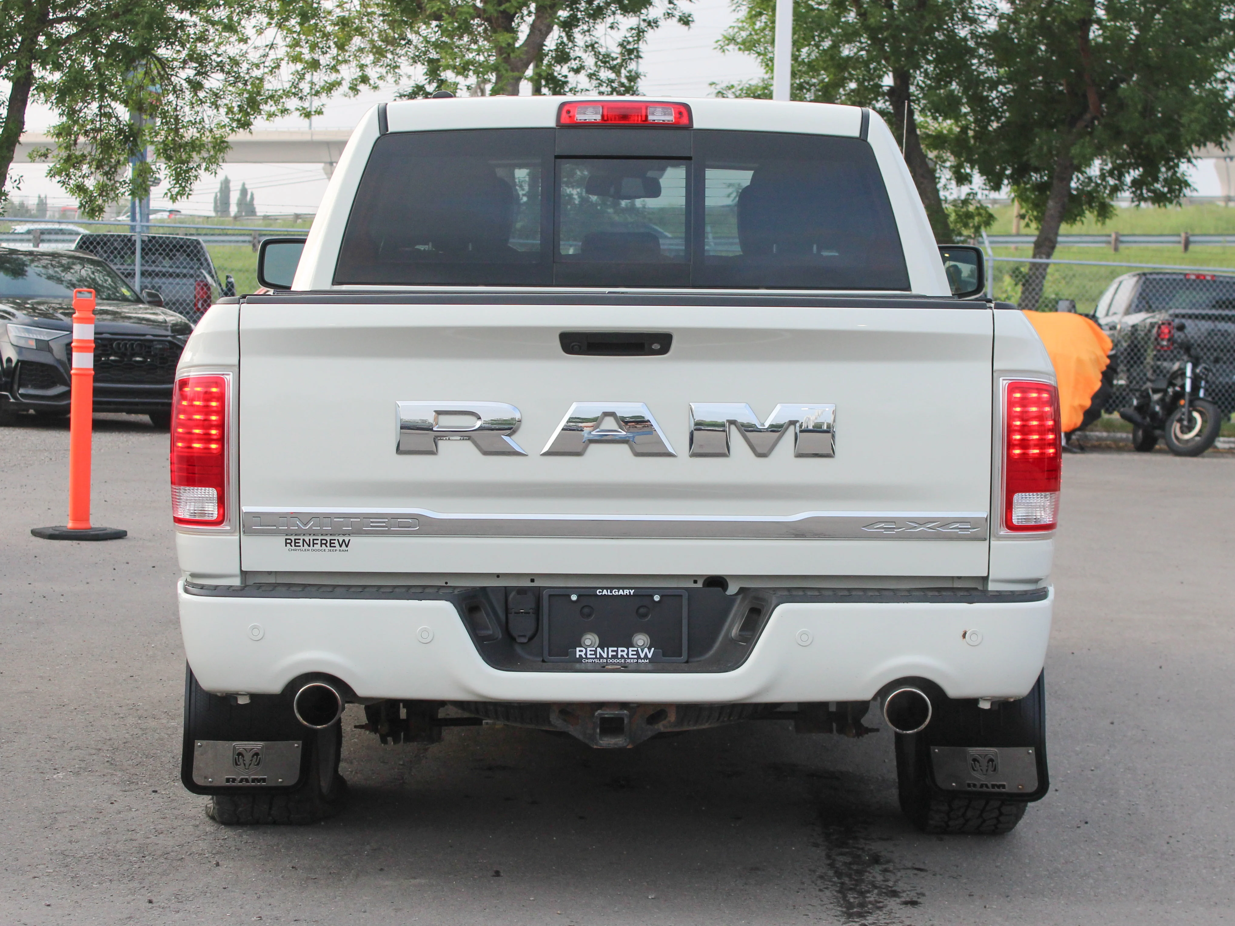 Used 2016 White RAM Limited* | 5.7L V8 | Leather | Heated & Cooled Seats | Sunroof image 12