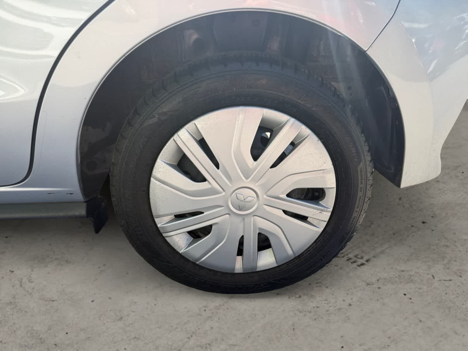 Used 2024 Starlight Silver Metallic Mitsubishi ES image 9