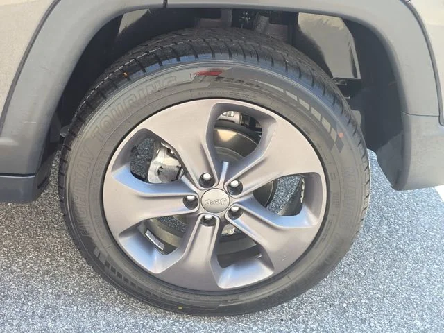 Used 2022 Gray Jeep Latitude Lux image 31