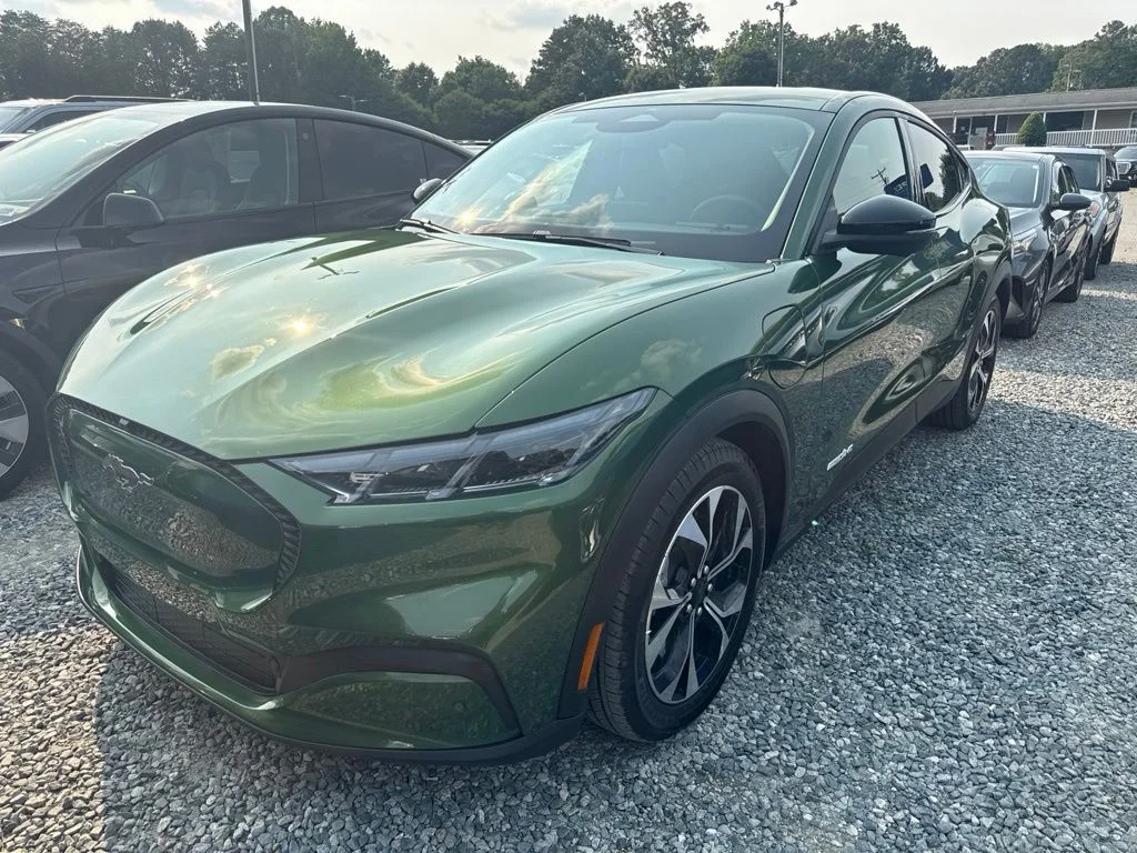 Used 2025 Green Ford Select image 1