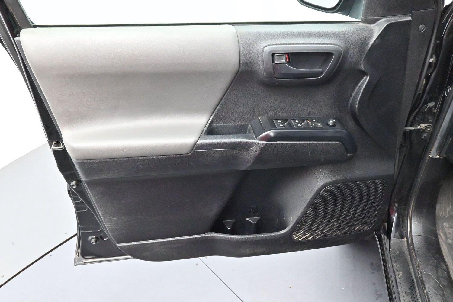 Used 2022 Midnight Black Metallic Toyota SR image 9