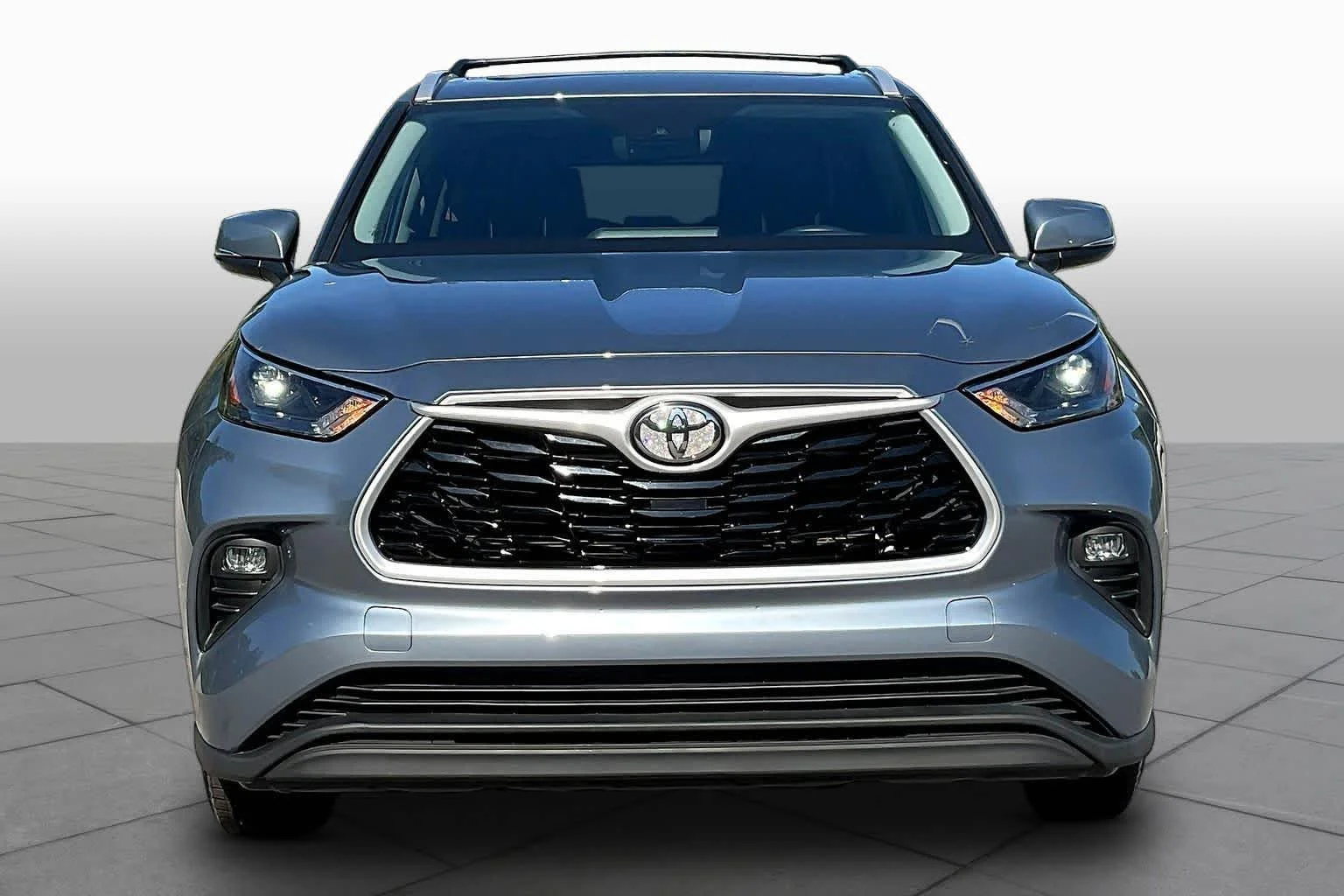 Used 2022 Moon Dust Toyota XLE image 4
