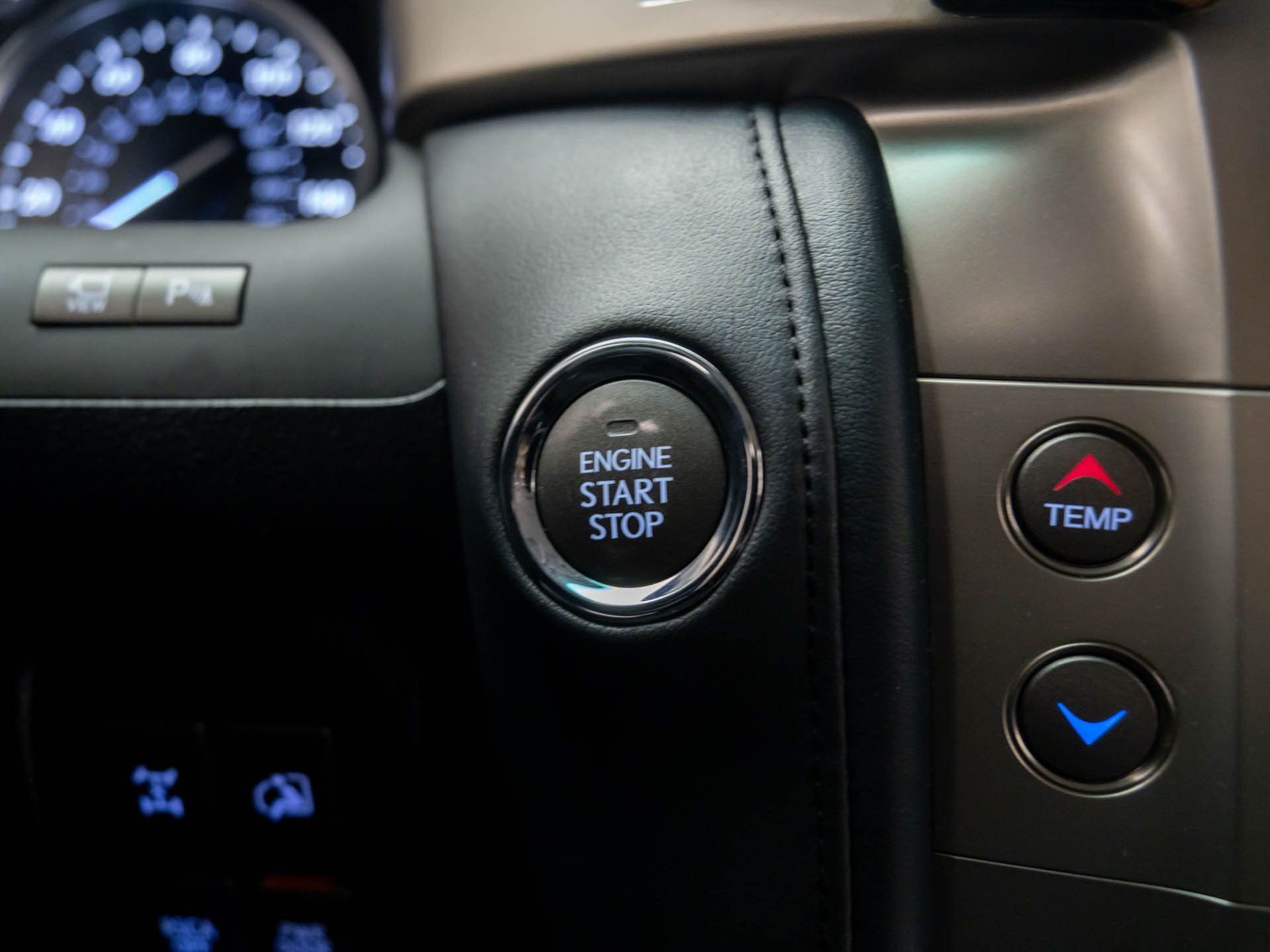 Used 2014 Black Lexus 570 image 28