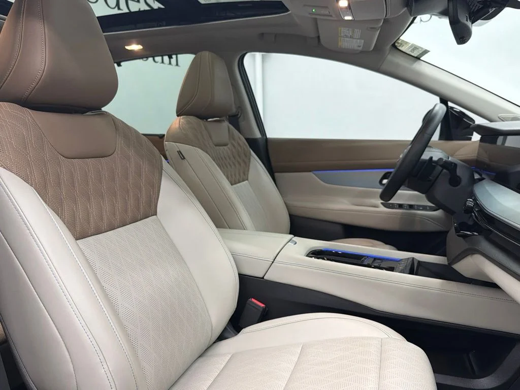 Used 2025 Gold Nissan Platinum image 35