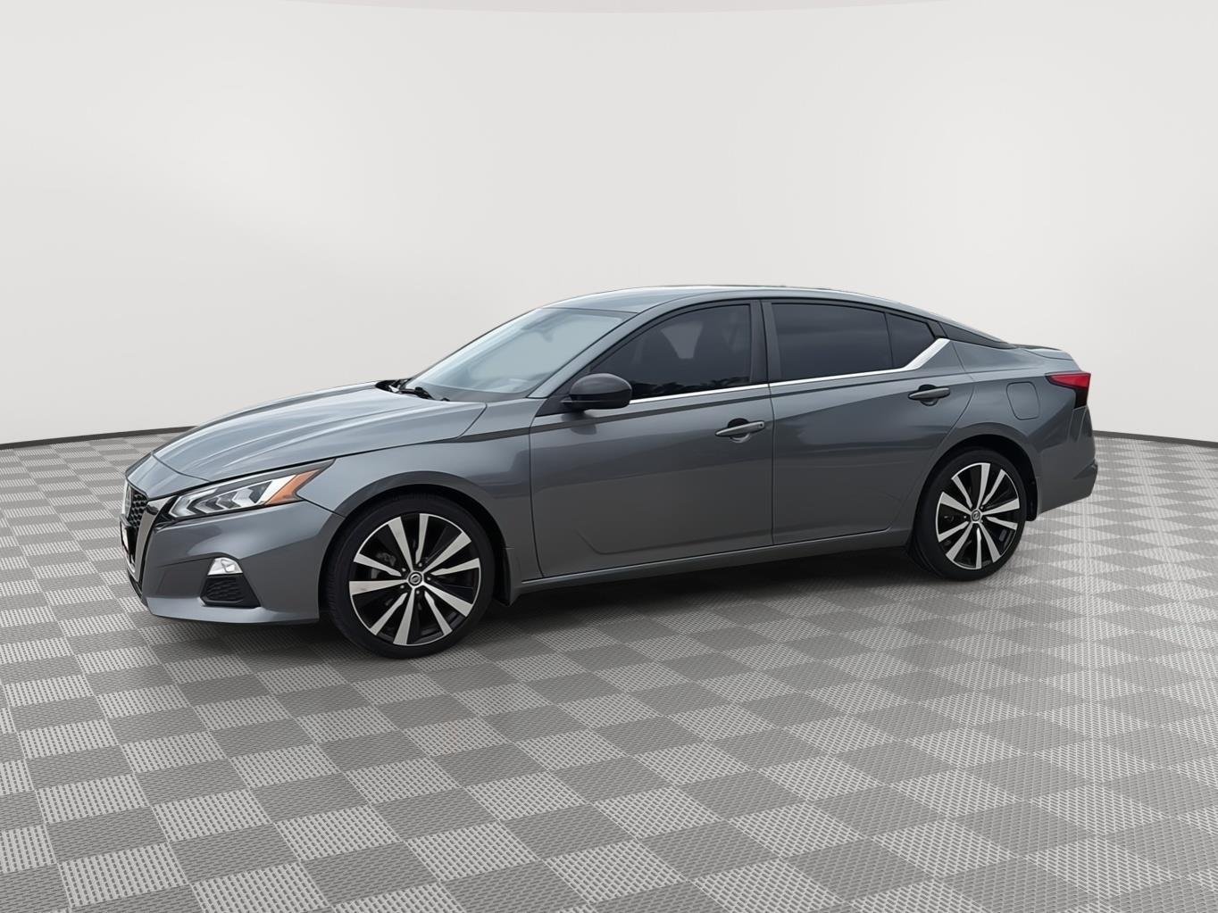 Used 2020 Gun Metallic Nissan 2.5 SR image 1