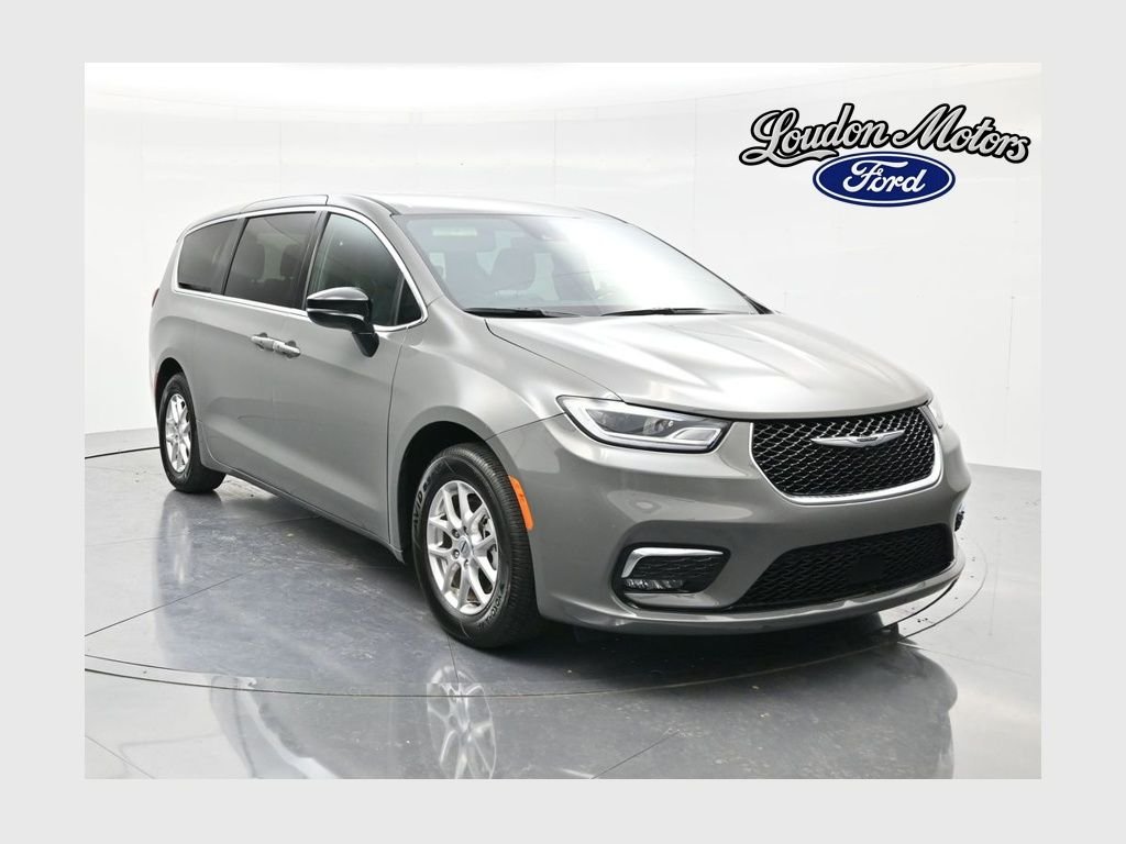 2025 Chrysler Pacifica Select's photo