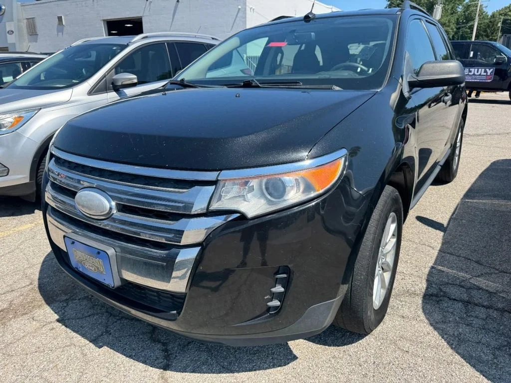 Used 2013 Tuxedo Black Metallic Ford SE image 2