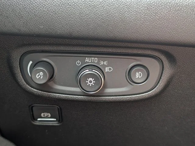 Used 2018 Quartz GMC Denali image 16