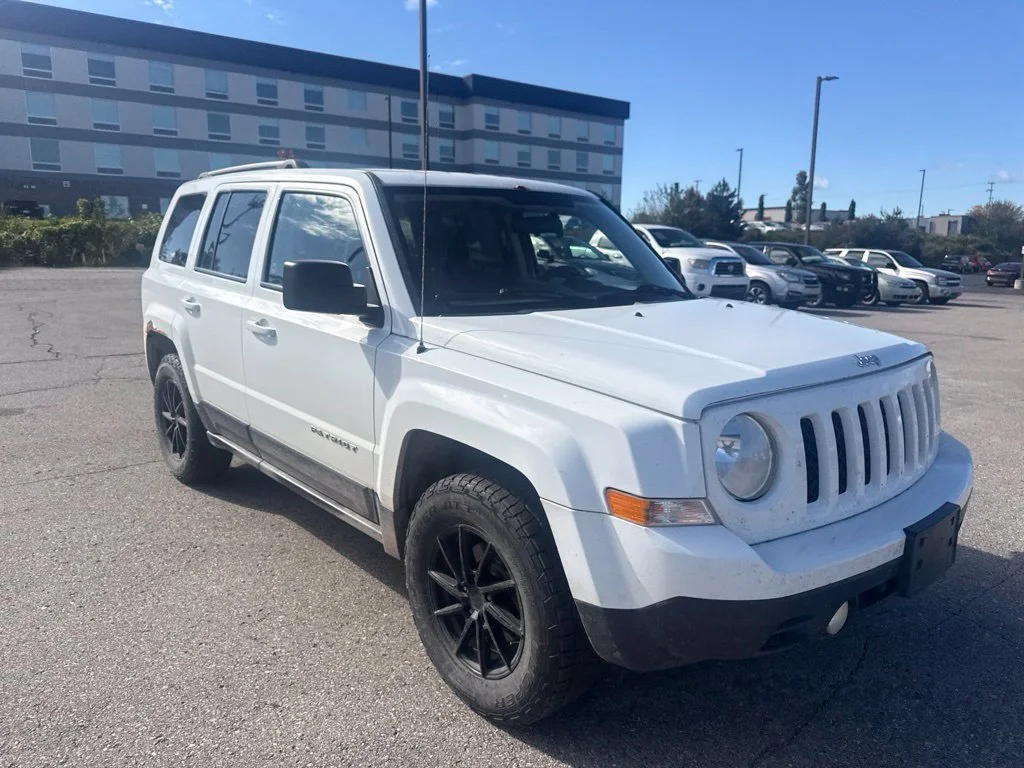 Used 2015 Bright White Clearcoat Jeep Sport image 9