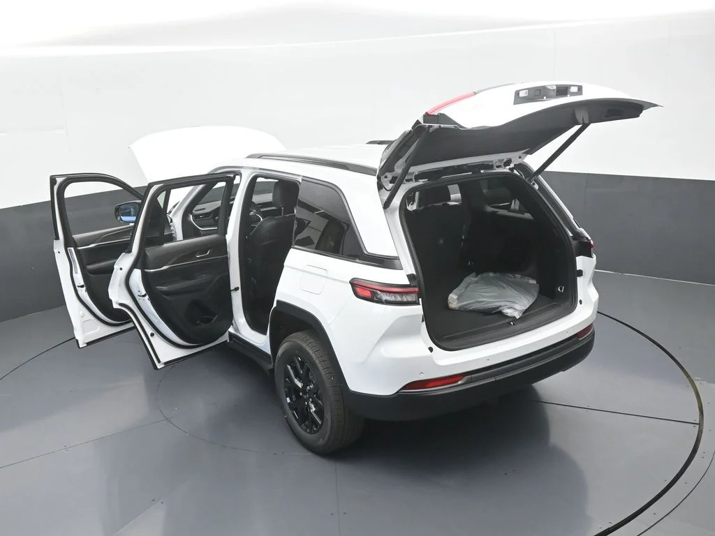New 2026 Bright White Clear-Coat Exterior Paint Jeep Laredo image 65