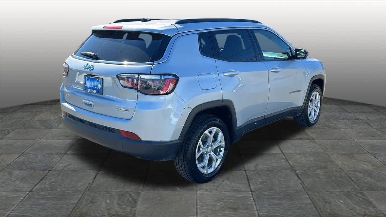 Used 2024 Silver Zynith Metallic Clearcoat Jeep Latitude image 5