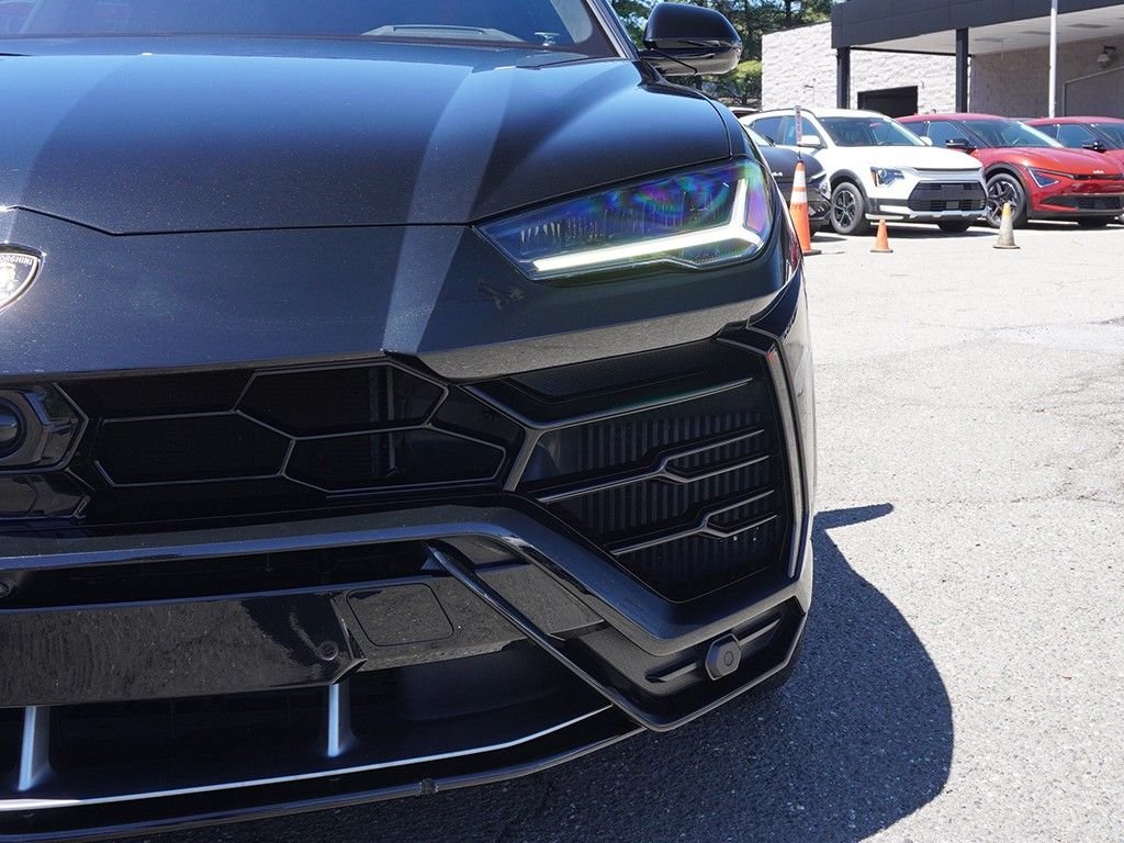 Used 2020 Black Lamborghini Base image 18