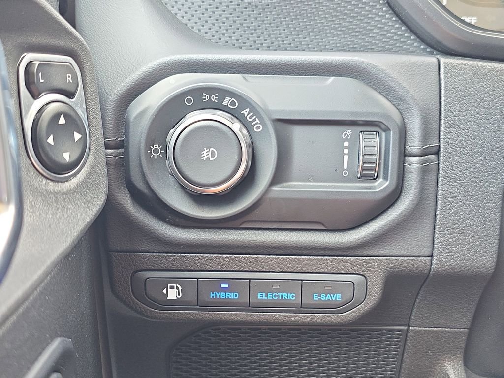 Used 2025 White/off-white Jeep Rubicon 4xe image 28