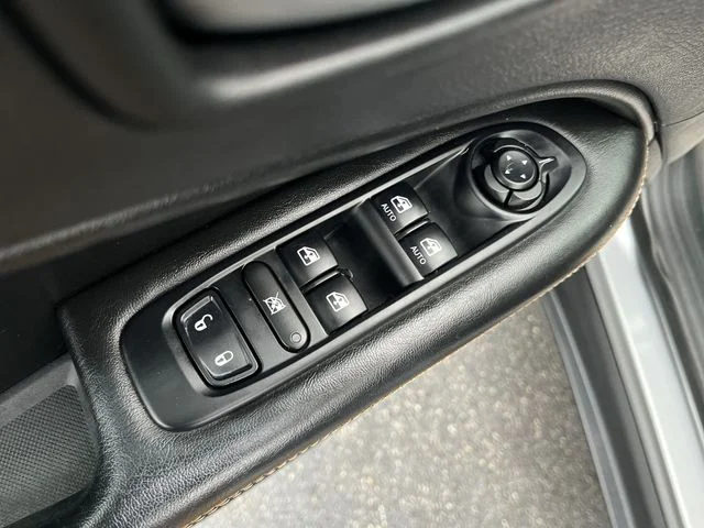 Used 2019 Silver Jeep Latitude image 17