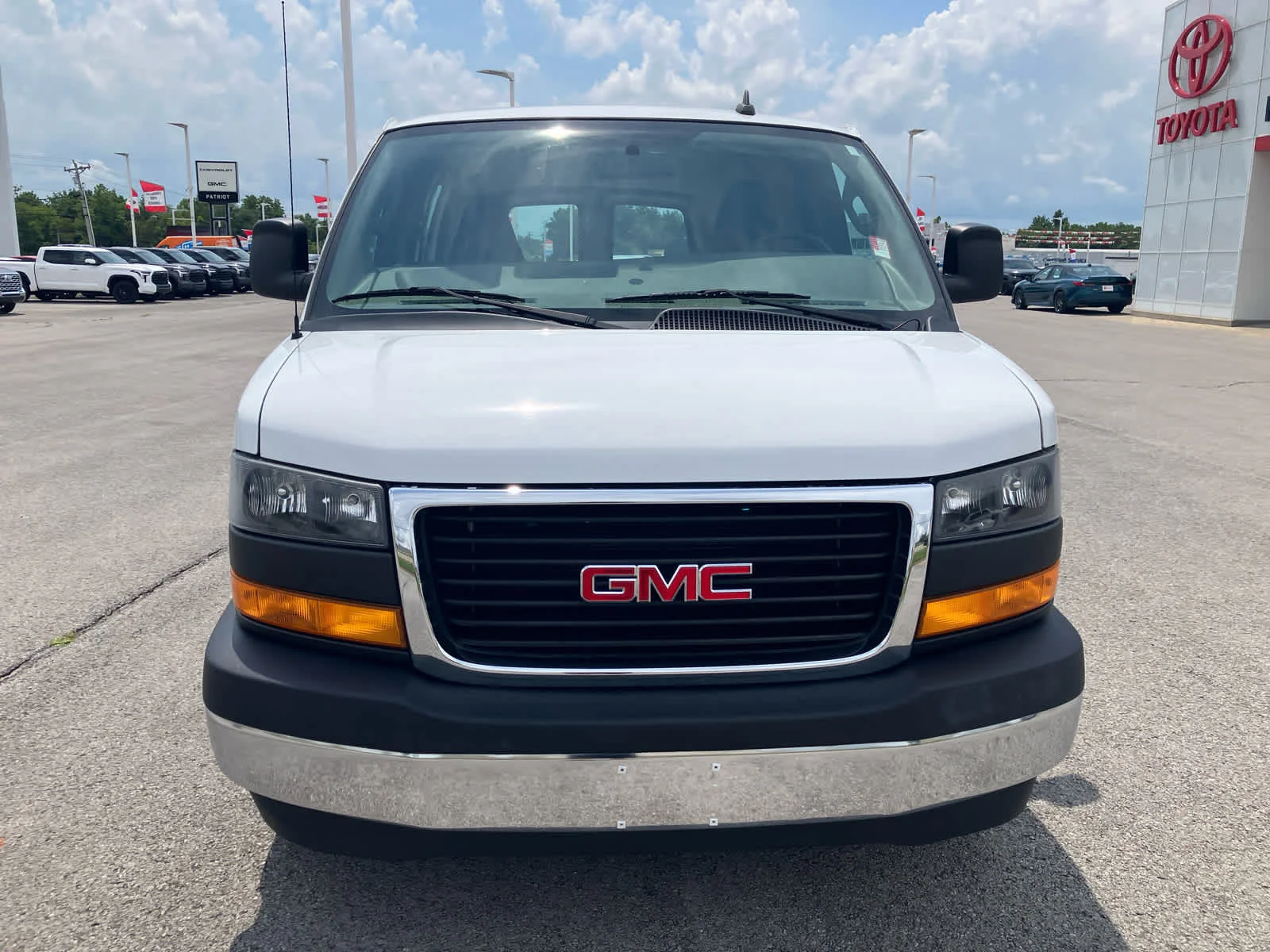 Used 2022 Summit White GMC  image 2