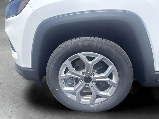 Used 2025 White Jeep Latitude image 20