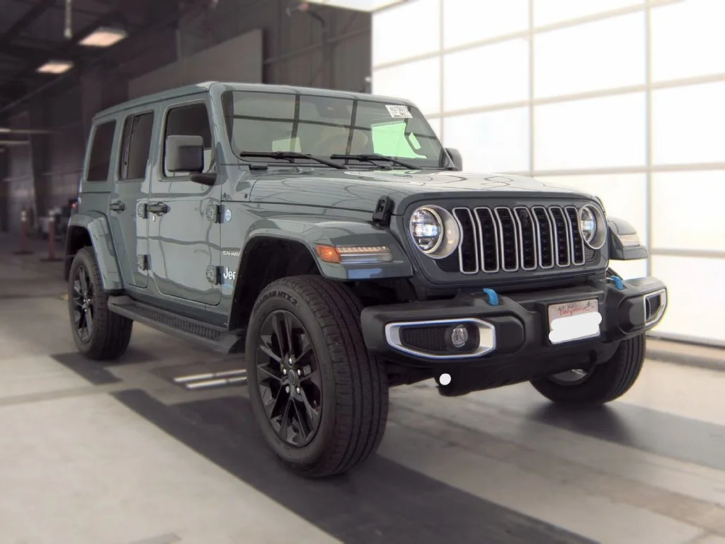 Used 2024 Gray Jeep Sahara 4xe image 3