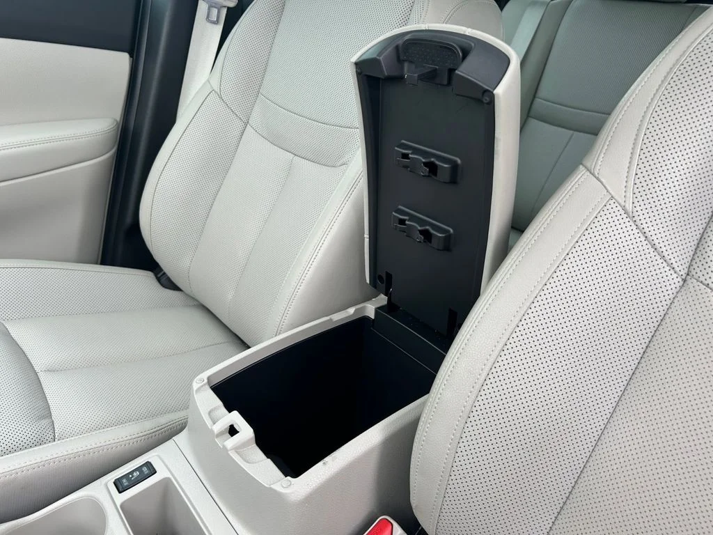 Used 2022 White Nissan SL image 11