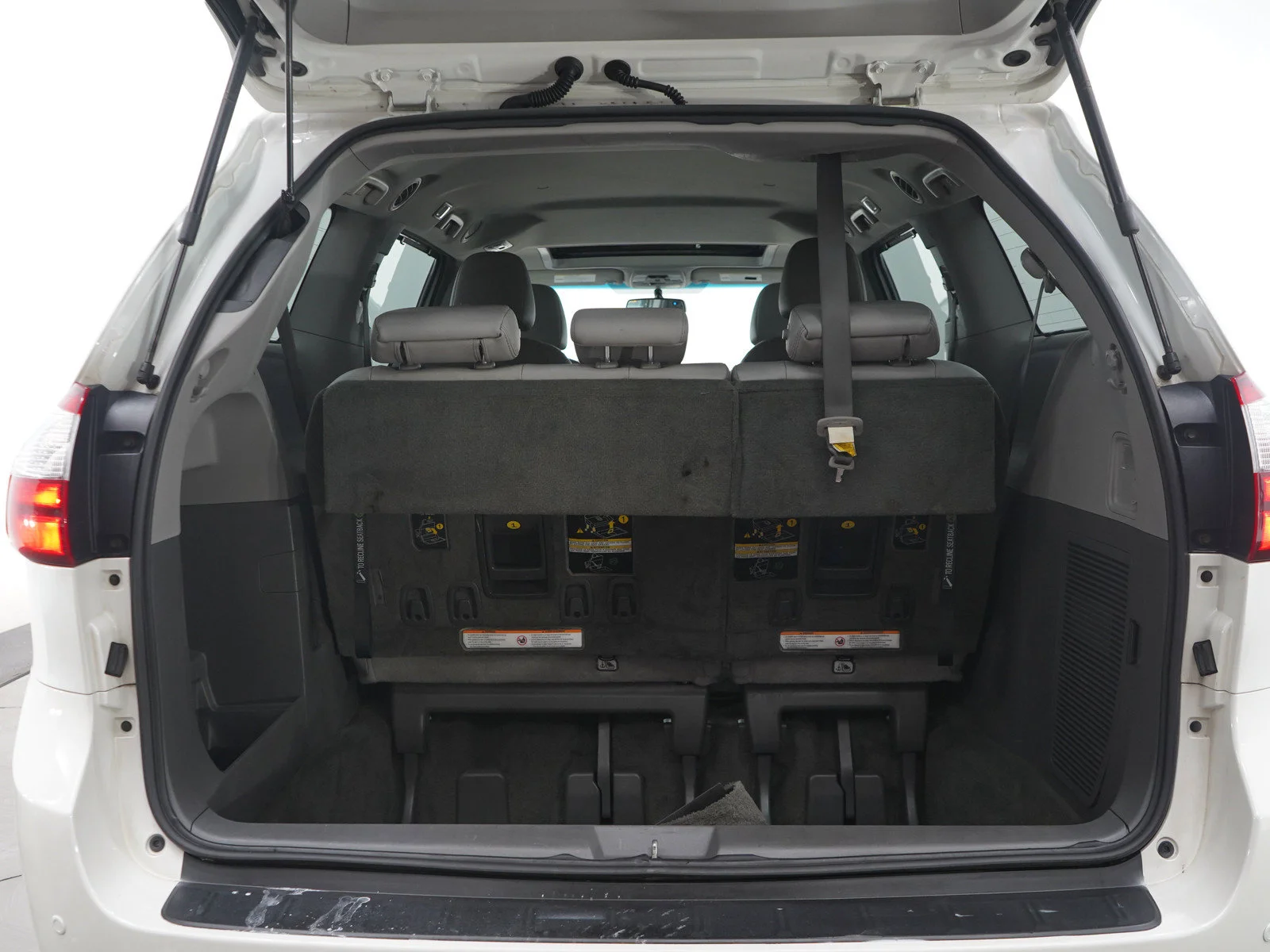 Used 2017 White Toyota XLE image 19