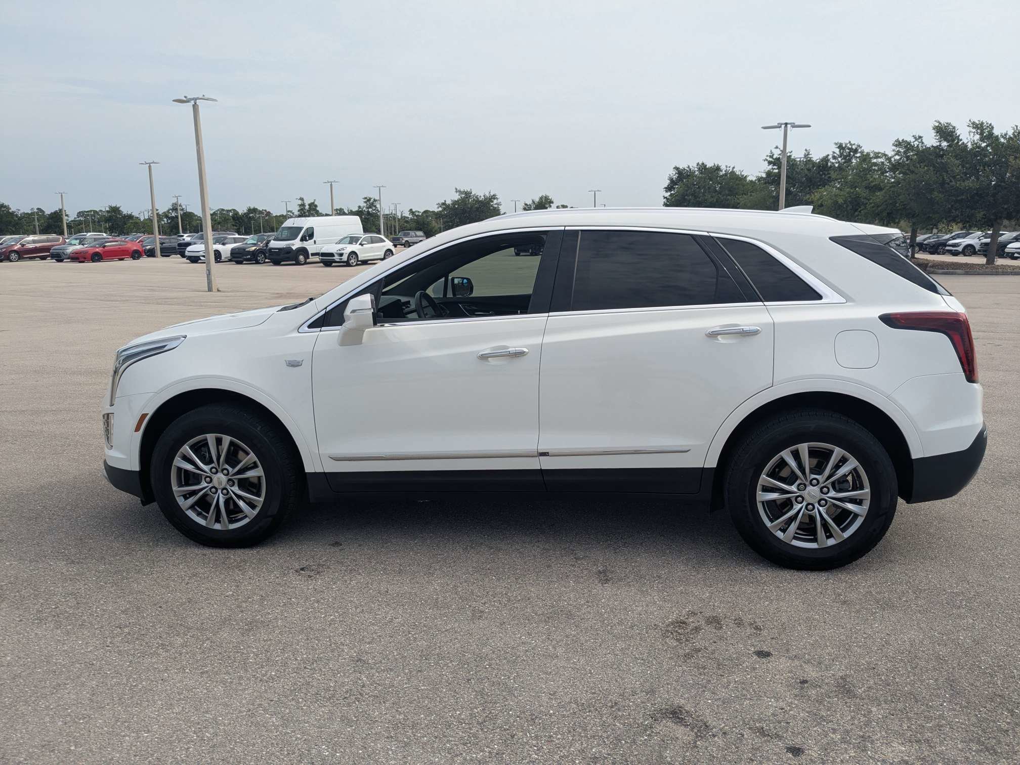 Used 2022 Mary Kay Pearl Tri-Coat Cadillac FWD Premium Luxury image 8