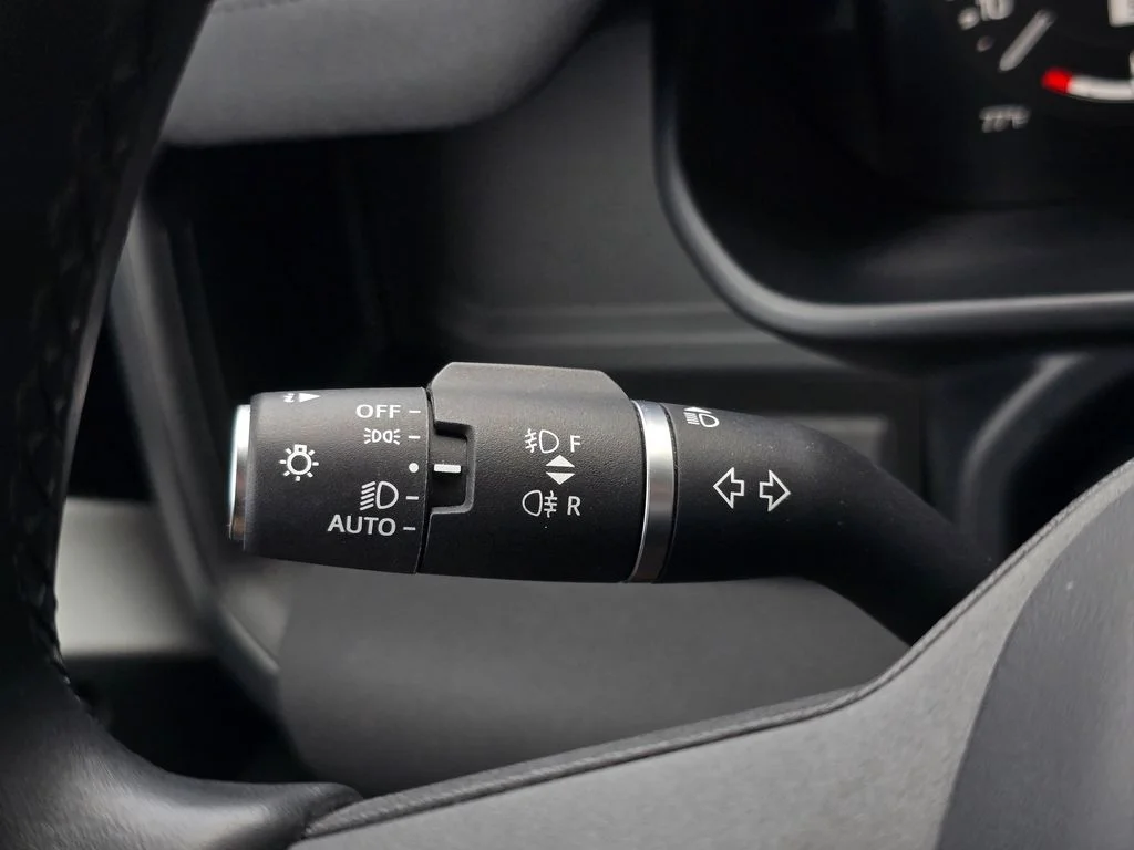 Used 2023 Fuji White Land Rover X-Dynamic SE image 27