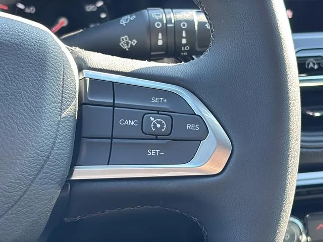 New 2026 White/off-white Jeep Latitude image 29