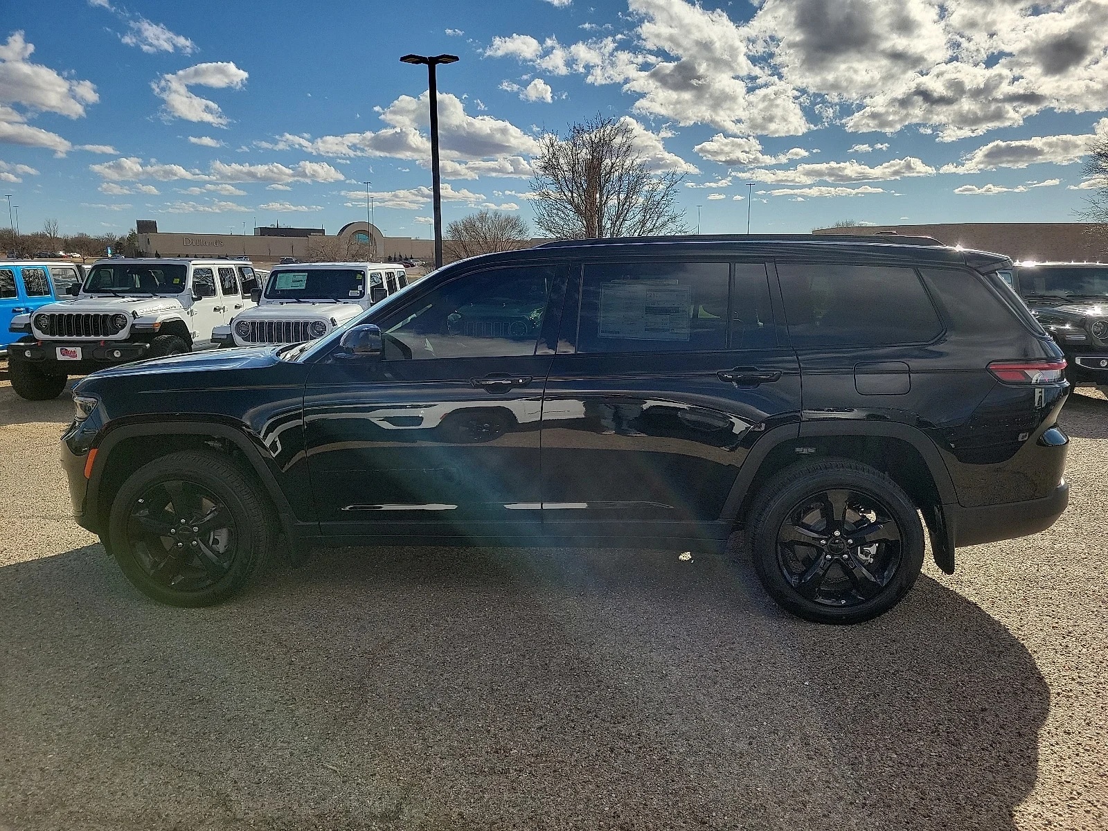 New 2025 PXJ Diamond Bla Jeep L LIMITED 4X4 image 2