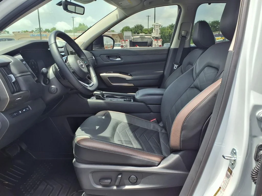 Used 2025 White Nissan Platinum image 4