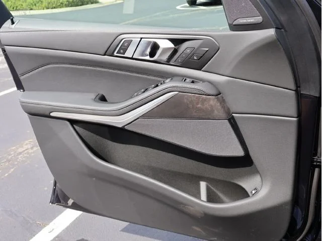 New 2026 Carbon Black Metallic BMW xDrive50e image 41