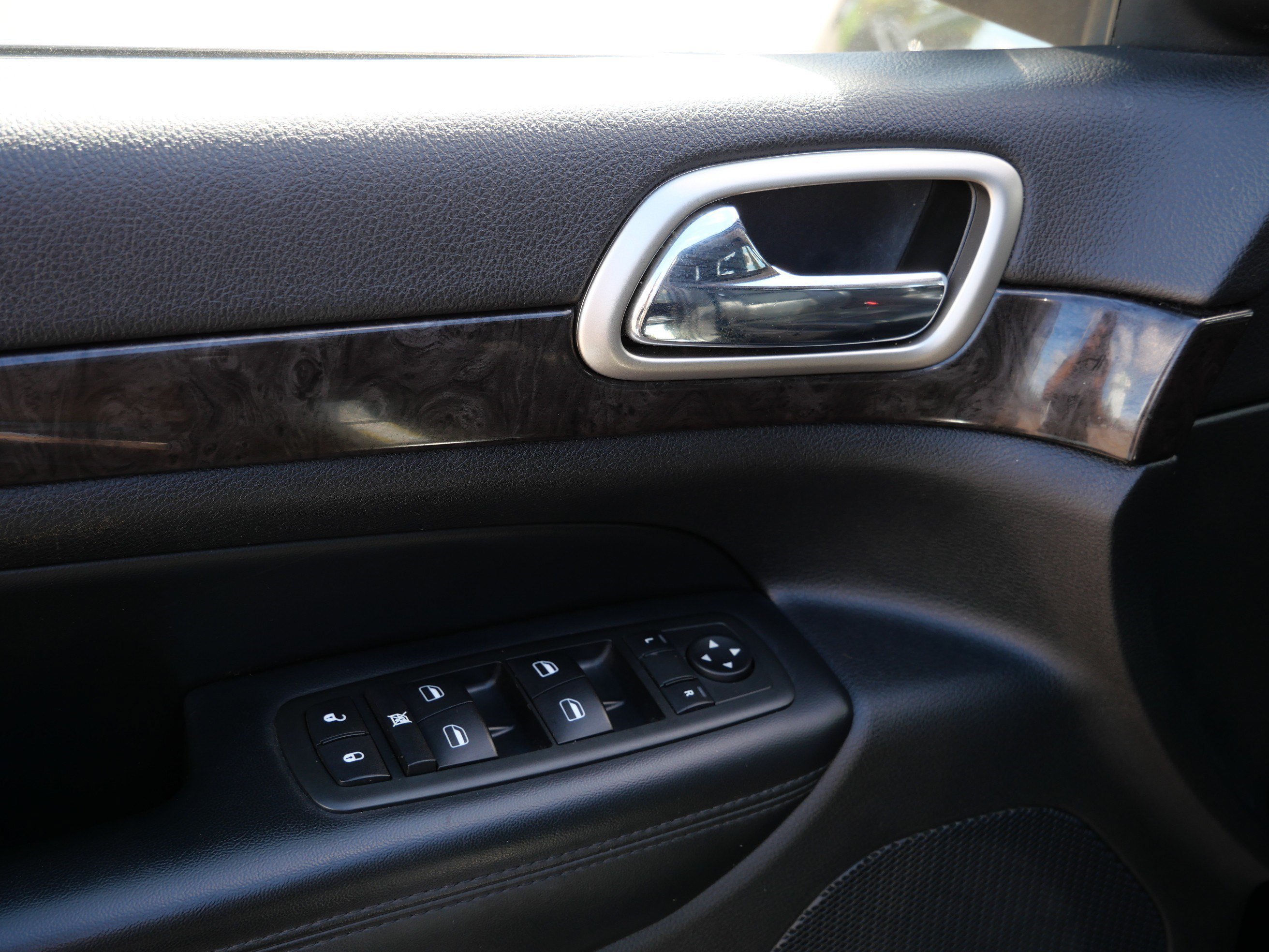 Used 2011 Brilliant Black Crystal Pearl Jeep Laredo image 20
