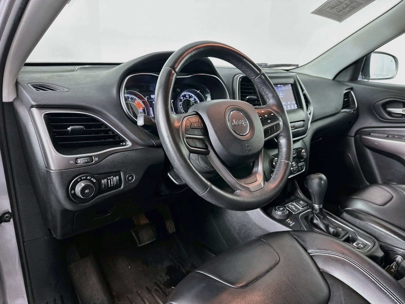 Used 2019 Billet Silver Metallic Clearcoat Jeep Latitude Plus image 9