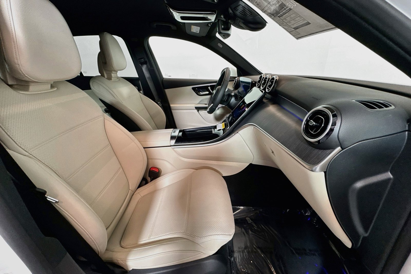 New 2026 Polar White Mercedes-Benz GLC 300 image 25