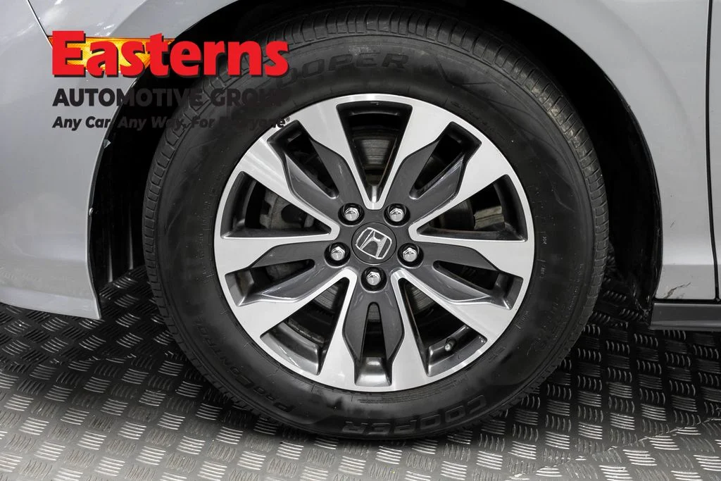Used 2023 Silver Honda EX-L image 32